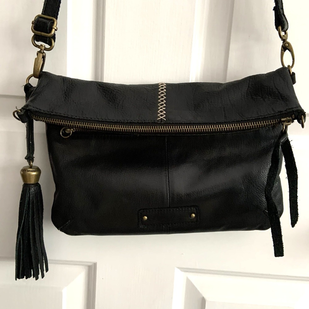 EUC Lucky Brand Black leather fold over crossbody bag with Large leather tassel